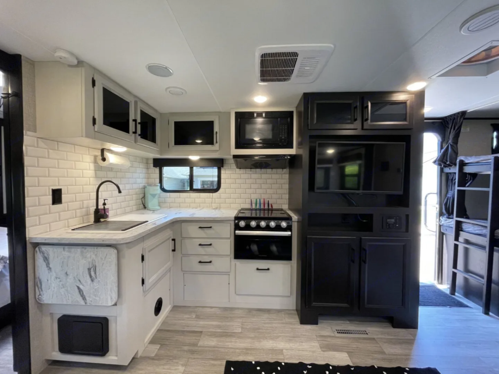 "Wheely" The Camper - Jayco Feather 24BH Clean & Spacious