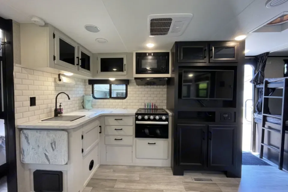 "Wheely" The Camper - Jayco Feather 24BH Clean & Spacious