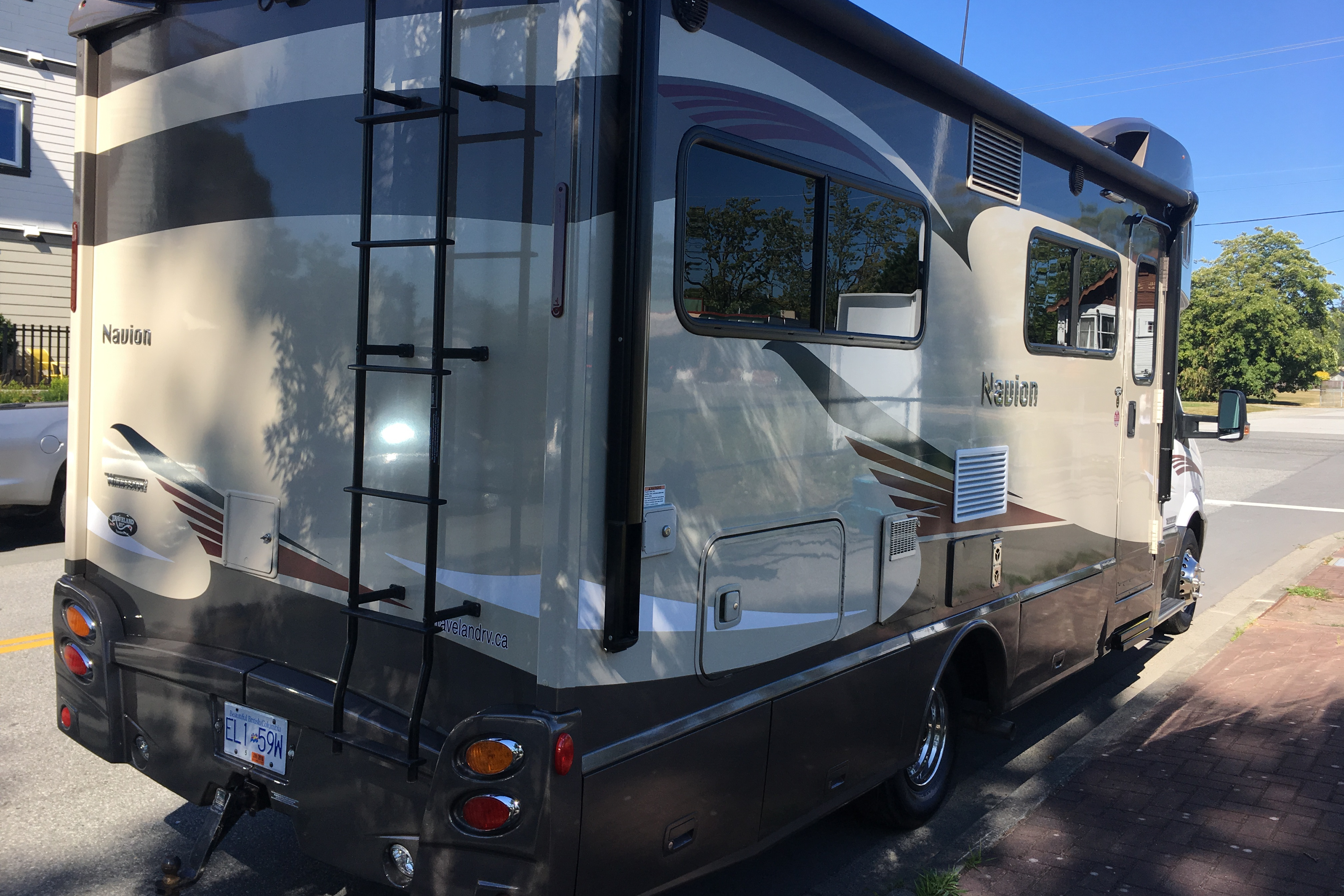 Luxury Mercedes Navion – Off-Grid King with 42" OLED & Starlink!