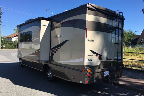 Luxury Mercedes Navion – Off-Grid King with 42" OLED & Starlink!