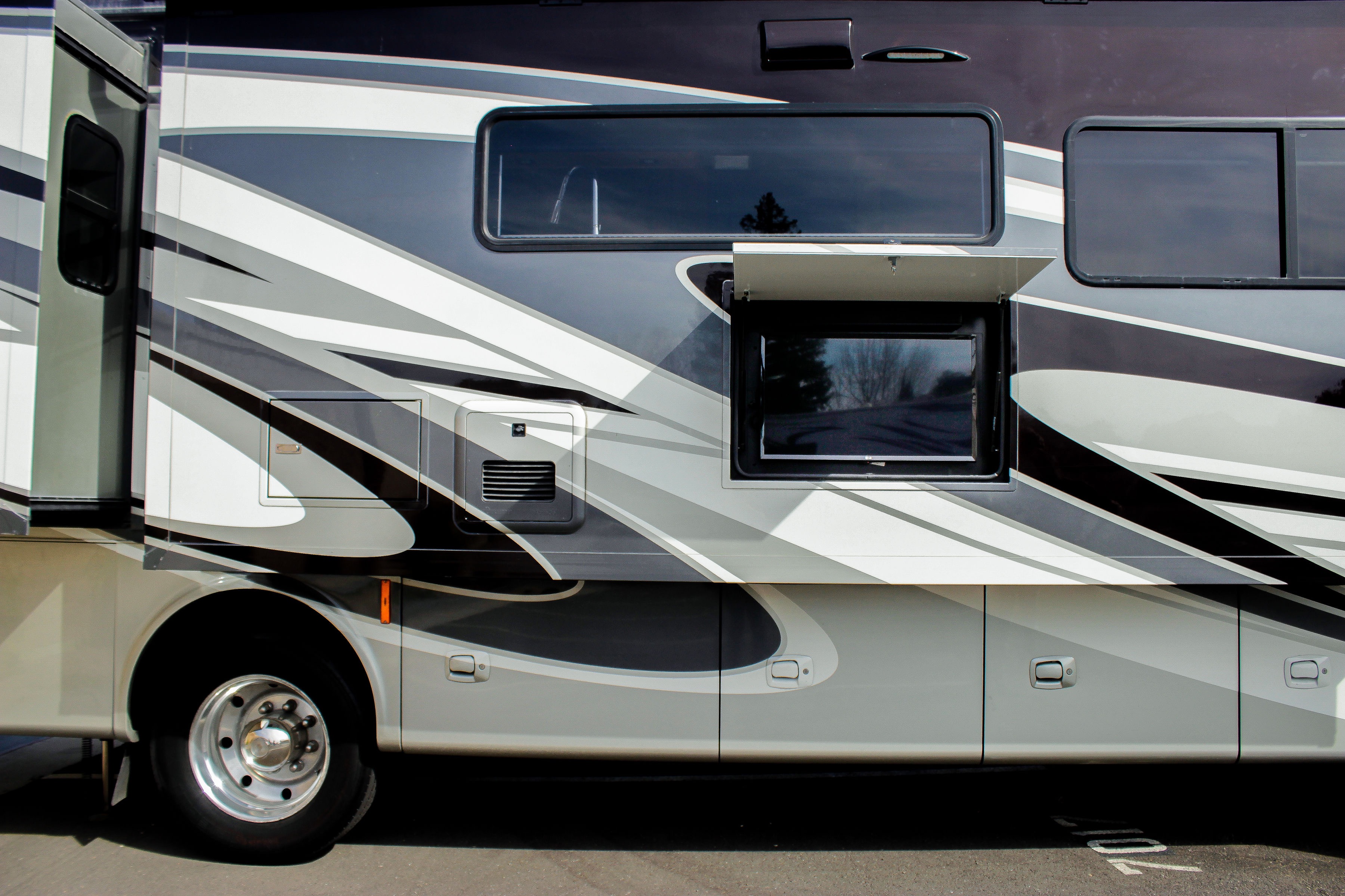 Tiffin Open Road Allegro-private king bedroom, 4 slide-outs, super spacious!