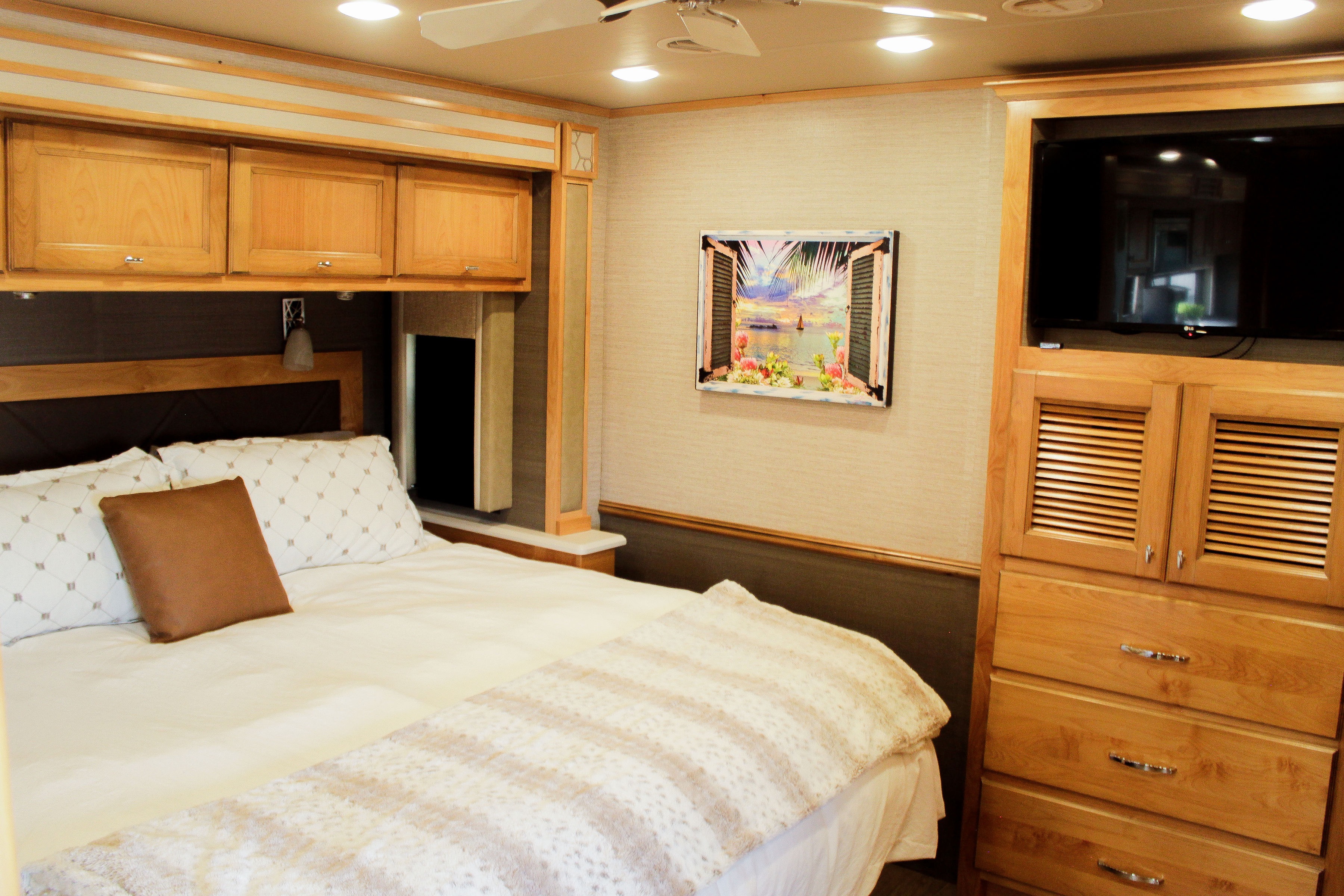Tiffin Open Road Allegro-private king bedroom, 4 slide-outs, super spacious!