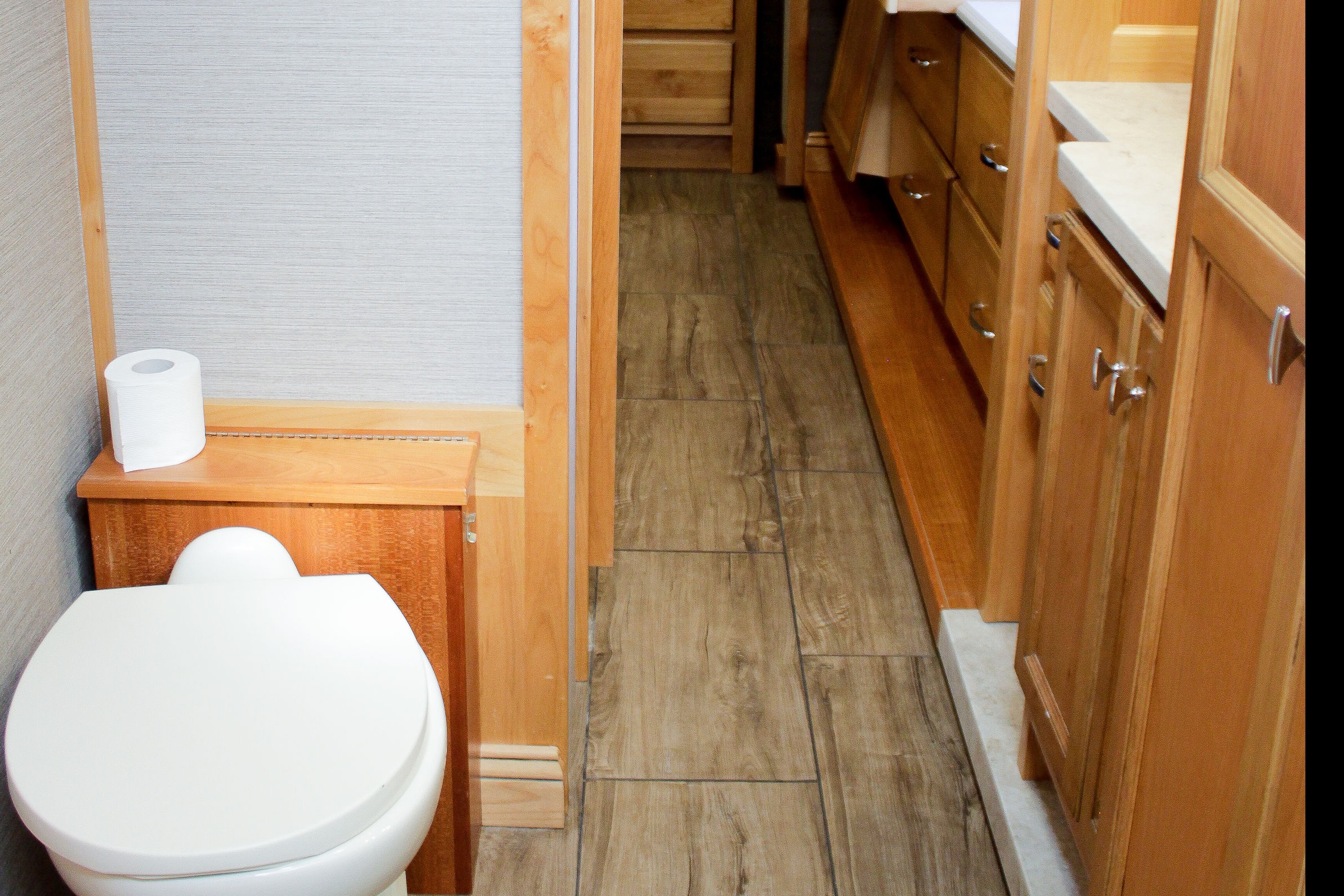 Tiffin Open Road Allegro-private king bedroom, 4 slide-outs, super spacious!