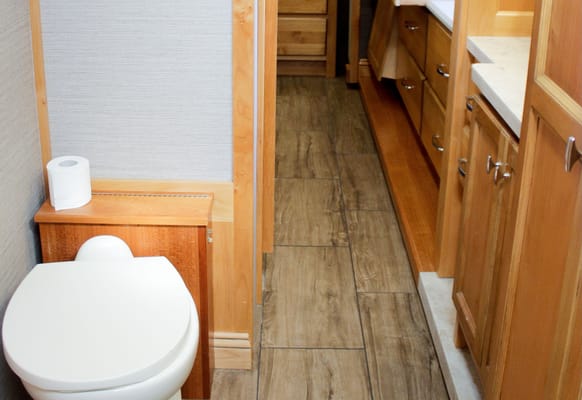 Tiffin Open Road Allegro-private king bedroom, 4 slide-outs, super spacious!