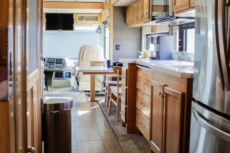 Tiffin Open Road Allegro-private king bedroom, 4 slide-outs, super spacious!