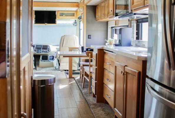 Tiffin Open Road Allegro-private king bedroom, 4 slide-outs, super spacious!