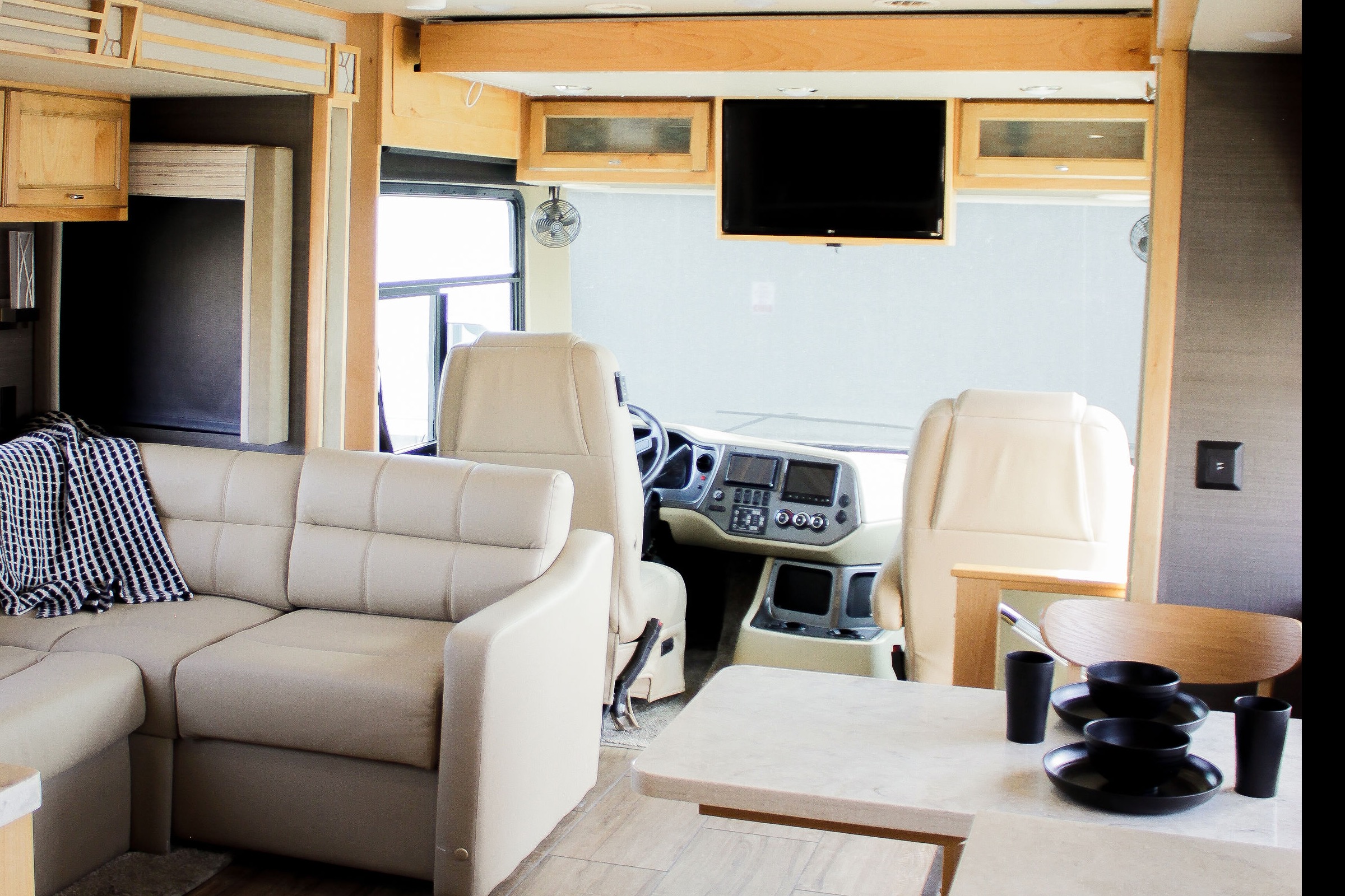 Tiffin Open Road Allegro-private king bedroom, 4 slide-outs, super spacious!