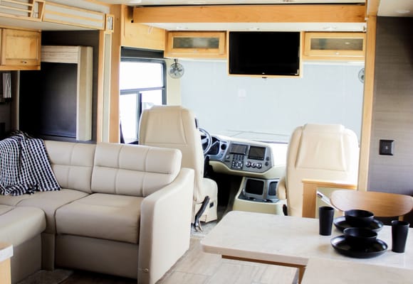 Tiffin Open Road Allegro-private king bedroom, 4 slide-outs, super spacious!