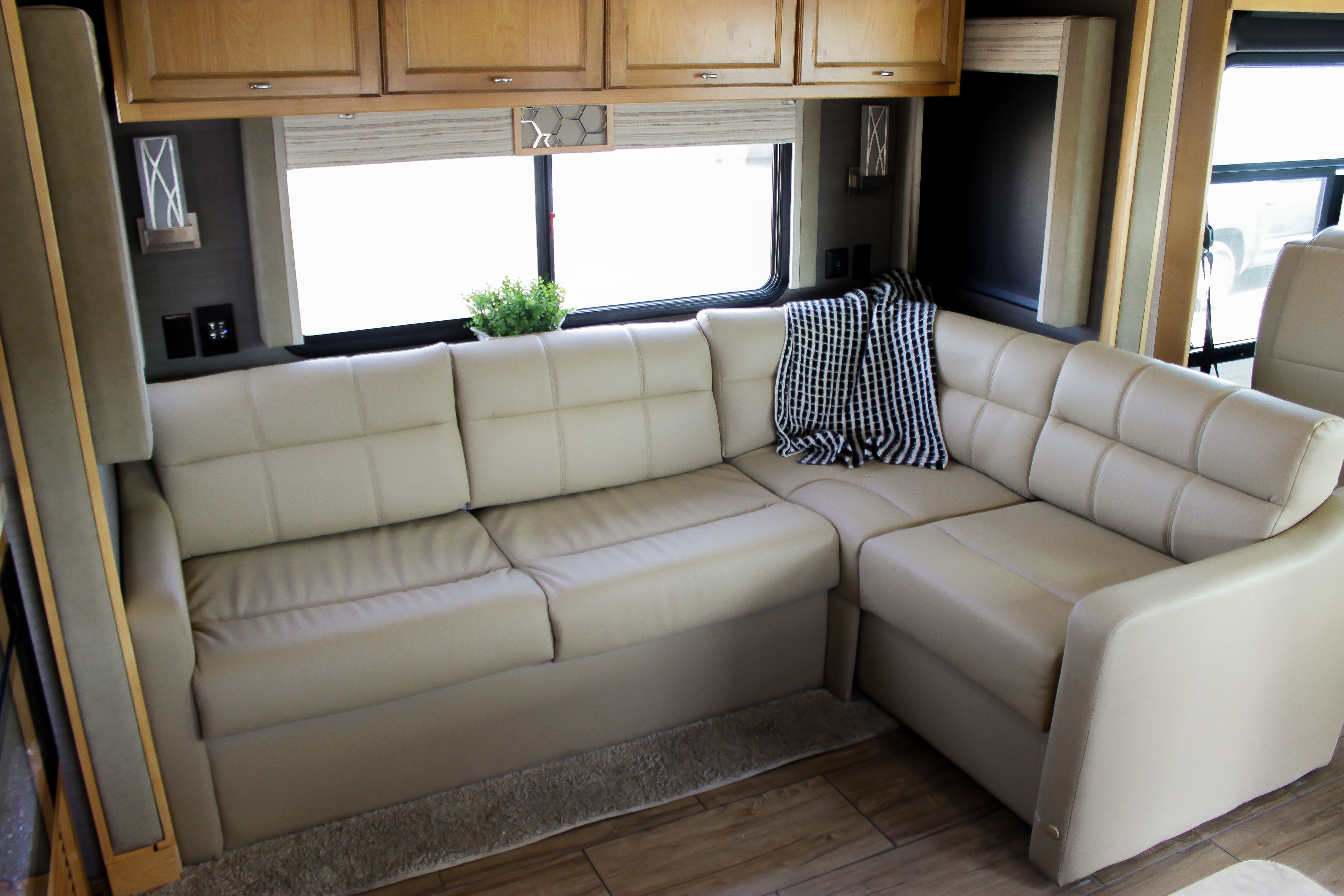 Tiffin Open Road Allegro-private king bedroom, 4 slide-outs, super spacious!