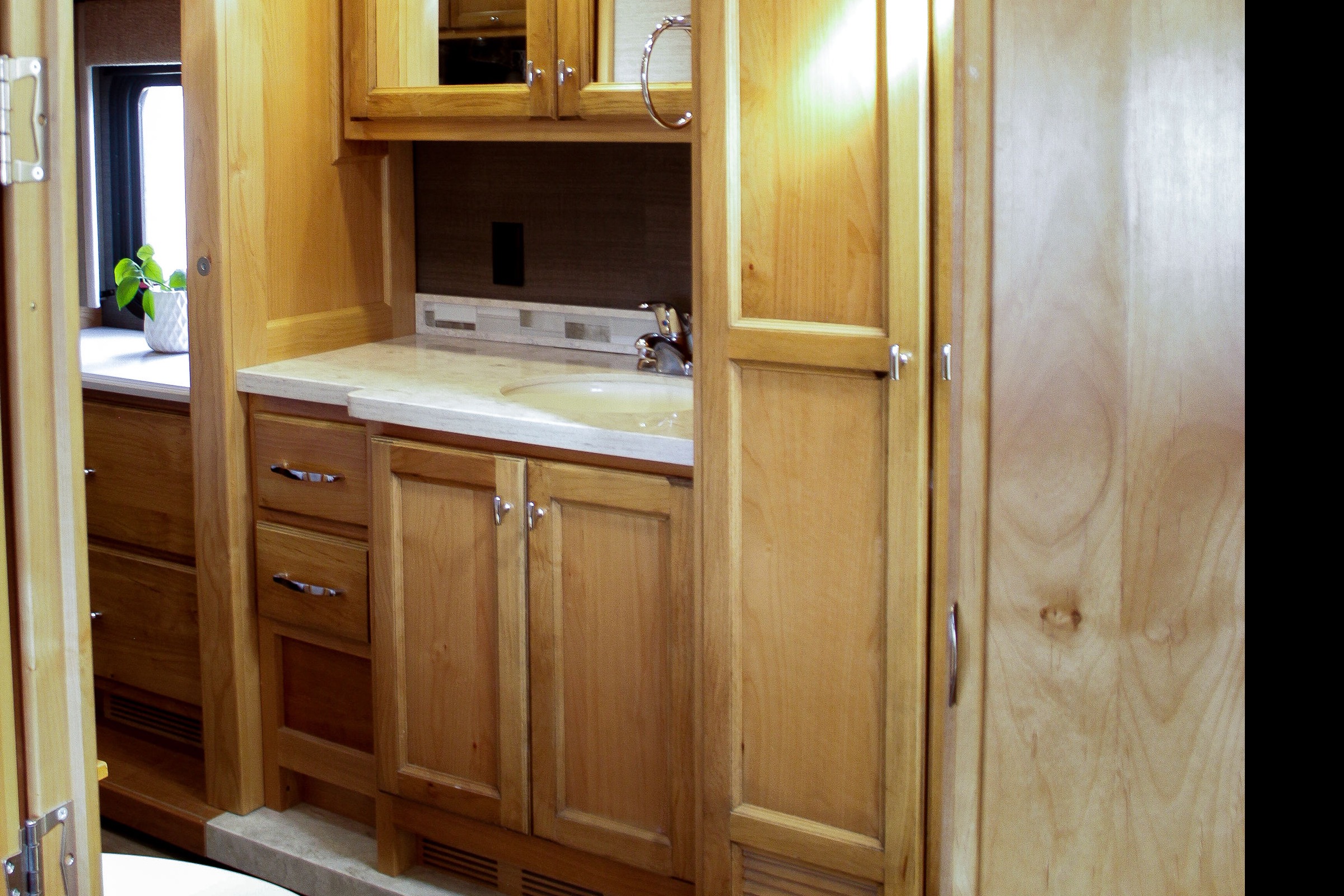 Tiffin Open Road Allegro-private king bedroom, 4 slide-outs, super spacious!