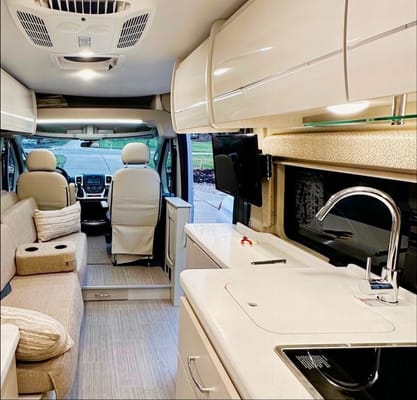 John's Thor Motor Coach Tellaro 20KT Class B