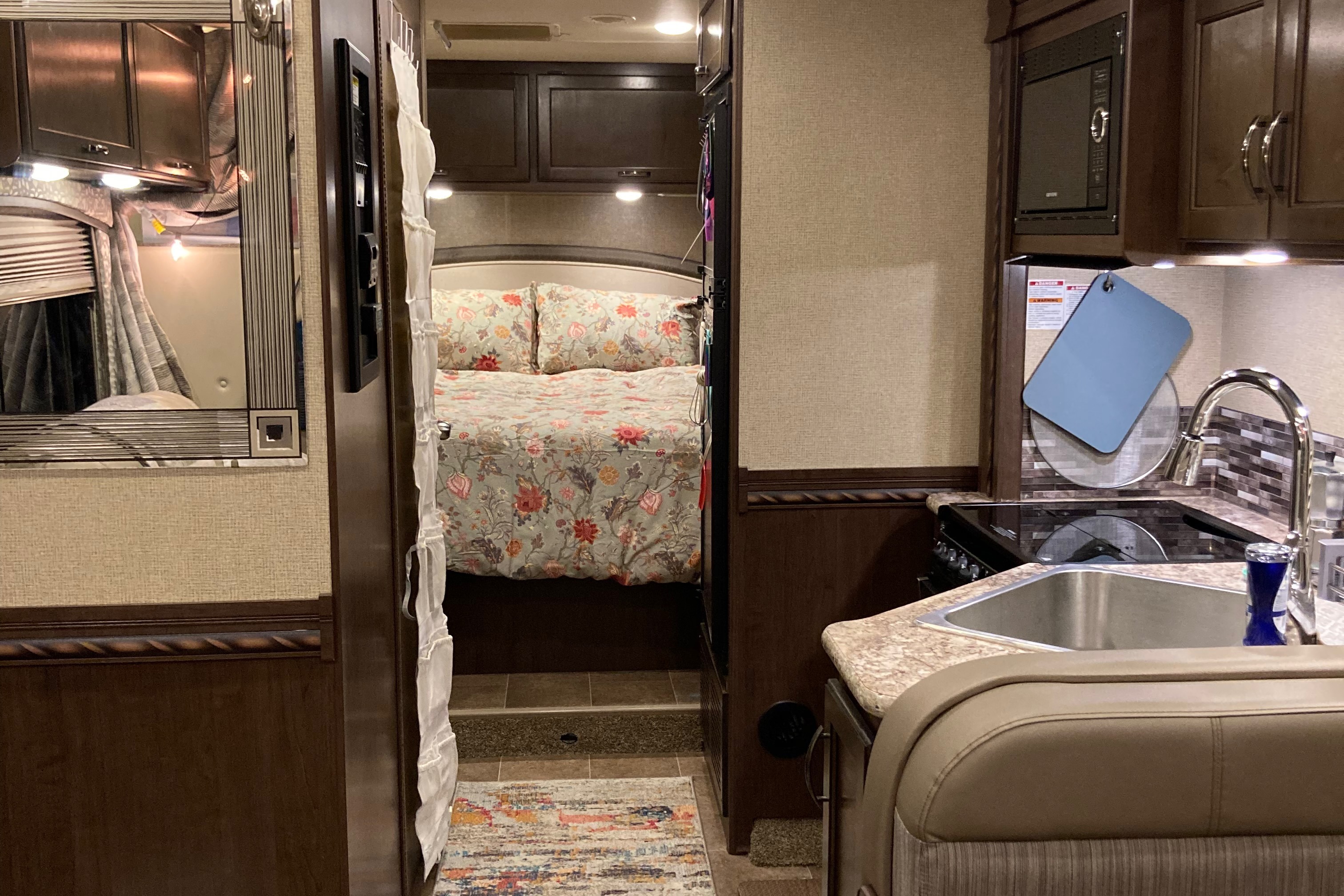 Your Perfect Escape Vehicle - 2018 Thor Chateau 28Z