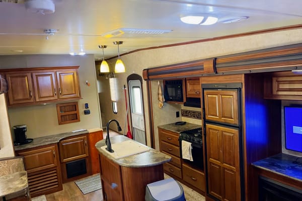 Cougar 29 RLI wheel Fifth Wheel