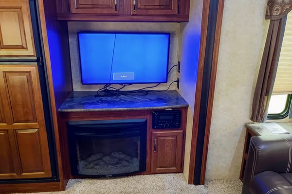 Cougar 29 RLI wheel Fifth Wheel