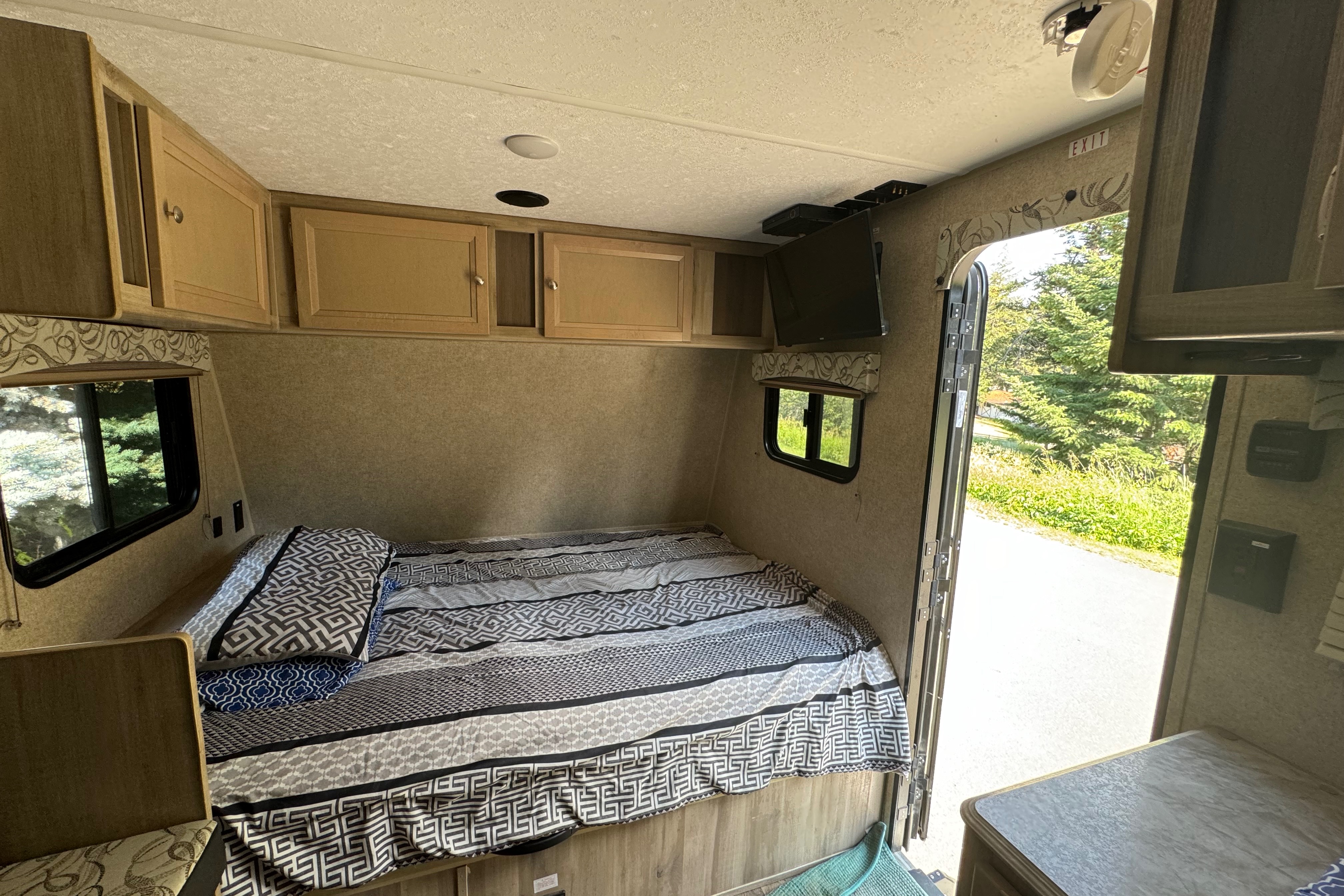 Travel-Lite Adventures. Coachmen Catalina Summit