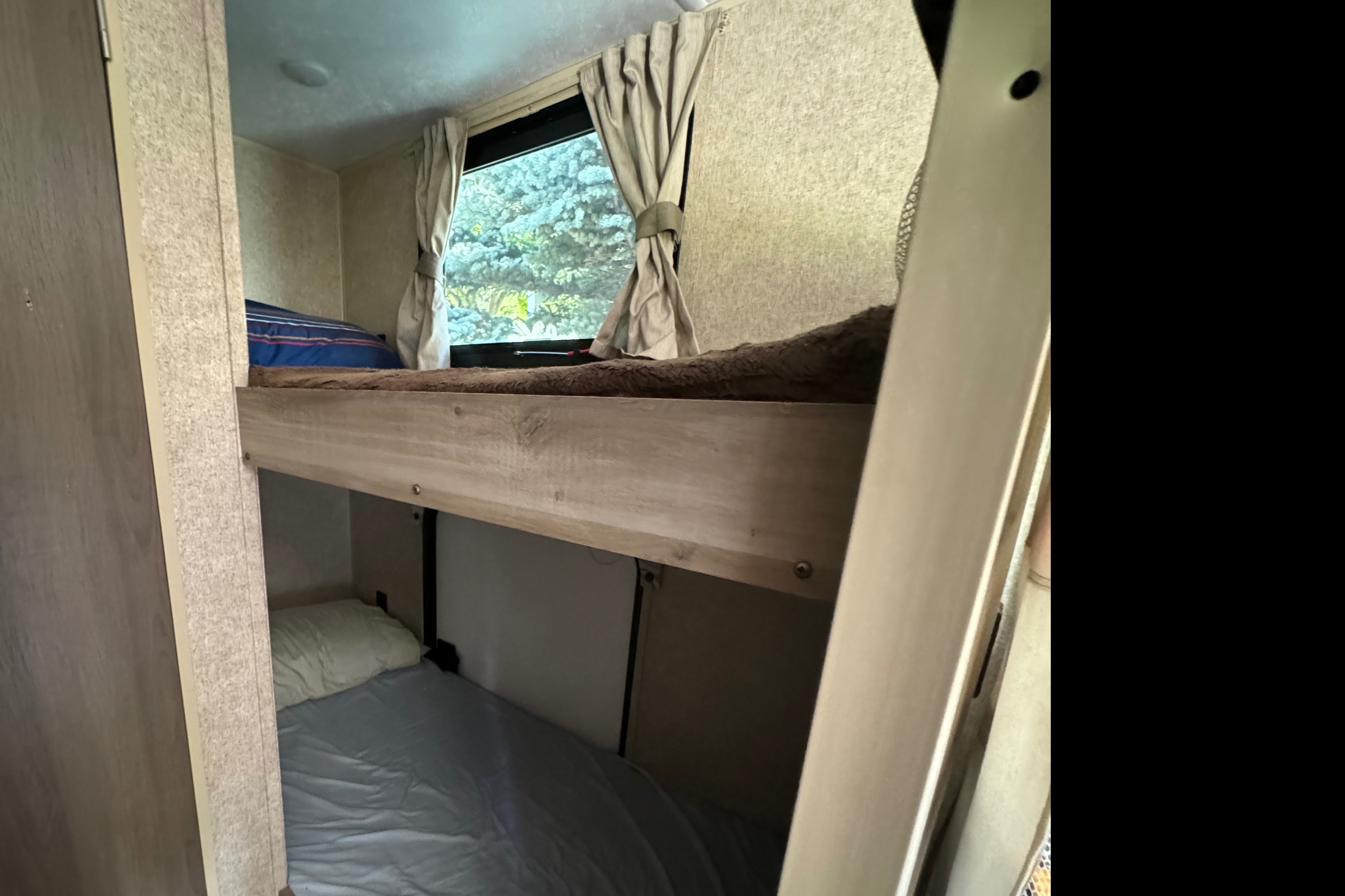 Travel-Lite Adventures. Coachmen Catalina Summit