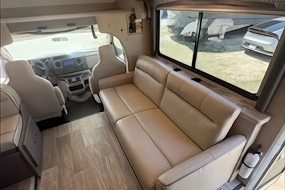 CHATEAUA Thor Motor Coach 28Z Class C (C-3)
