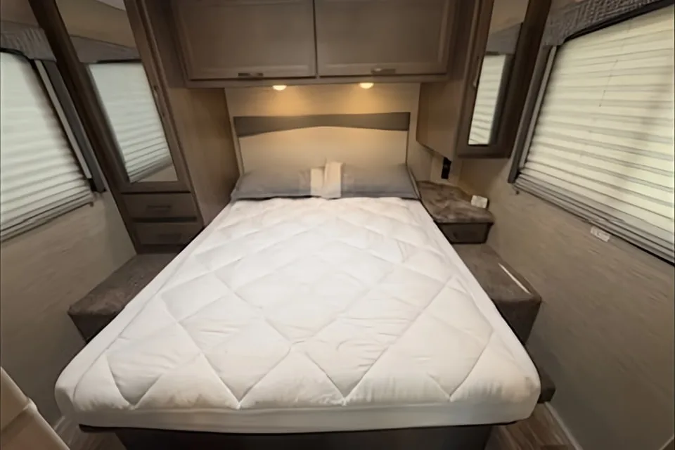 CHATEAUA Thor Motor Coach 28Z Class C (C-3)