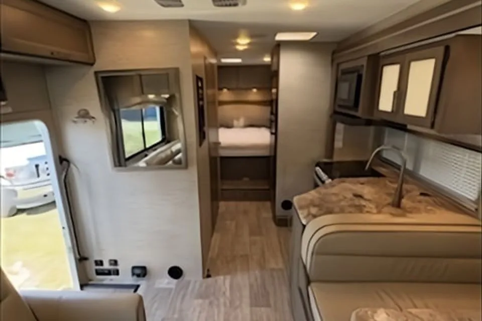 CHATEAUA Thor Motor Coach 28Z Class C (C-3)