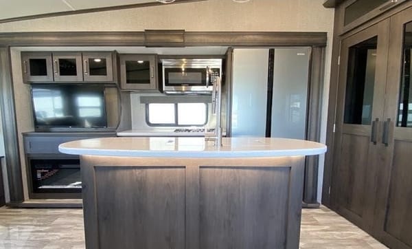 Luxury Family Getaway: Grand Design 367BHS