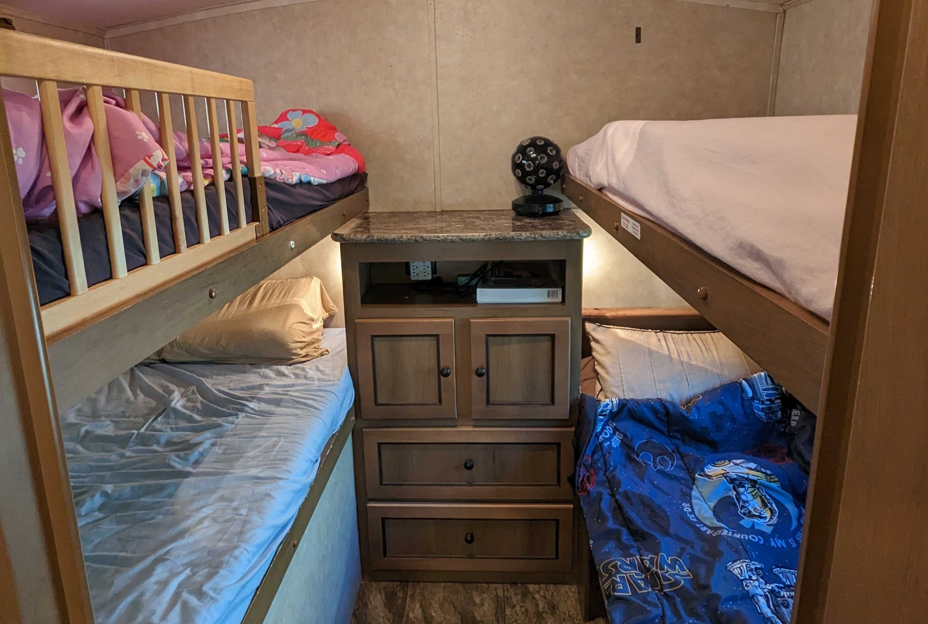 Bailey's Shadow Cruiser 28ft Quad Bunkhouse 