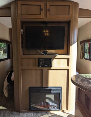 Bailey's Shadow Cruiser 28ft Quad Bunkhouse