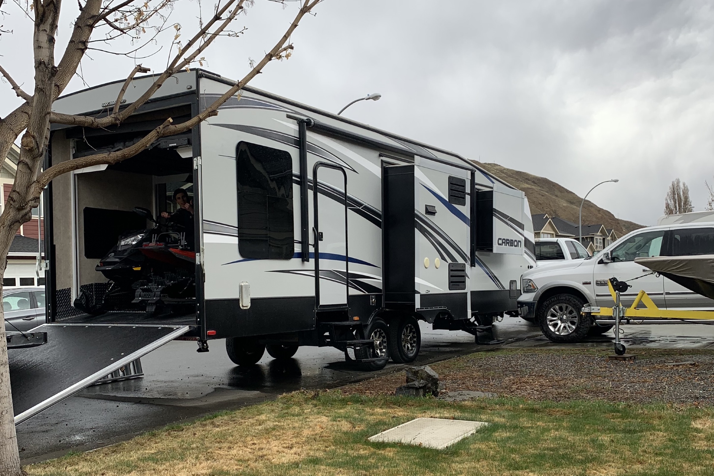 Sicamous Carbon 33 Toy Hauler
