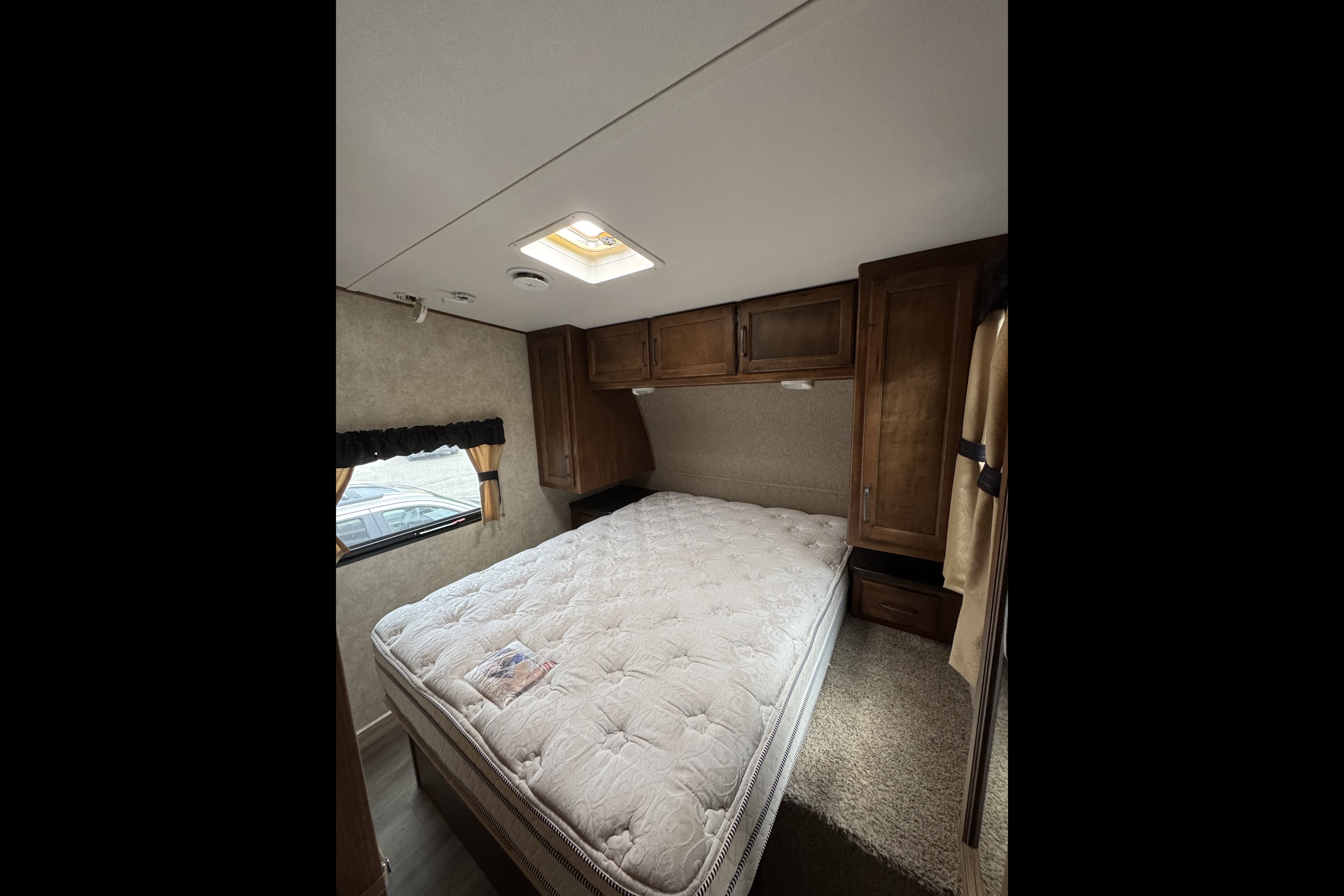 Sicamous Carbon 33 Toy Hauler