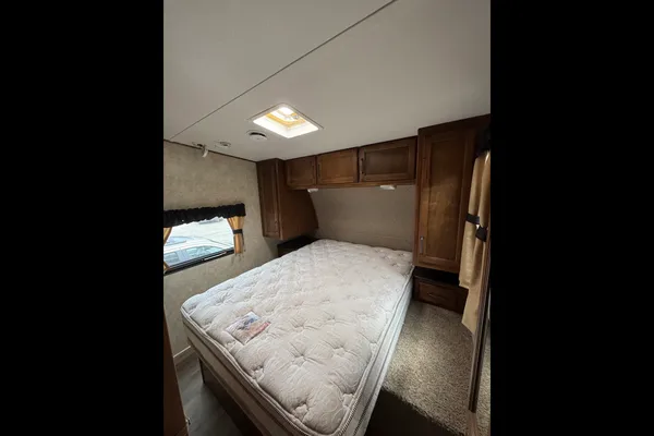 Sicamous Carbon 33 Toy Hauler