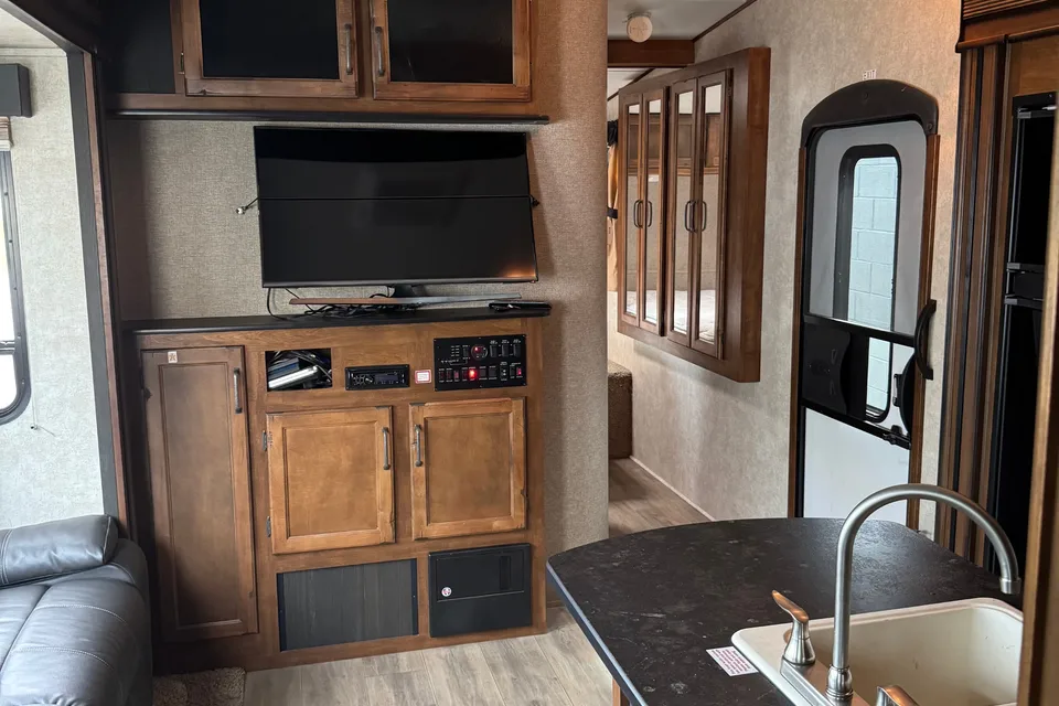 Sicamous Carbon 33 Toy Hauler