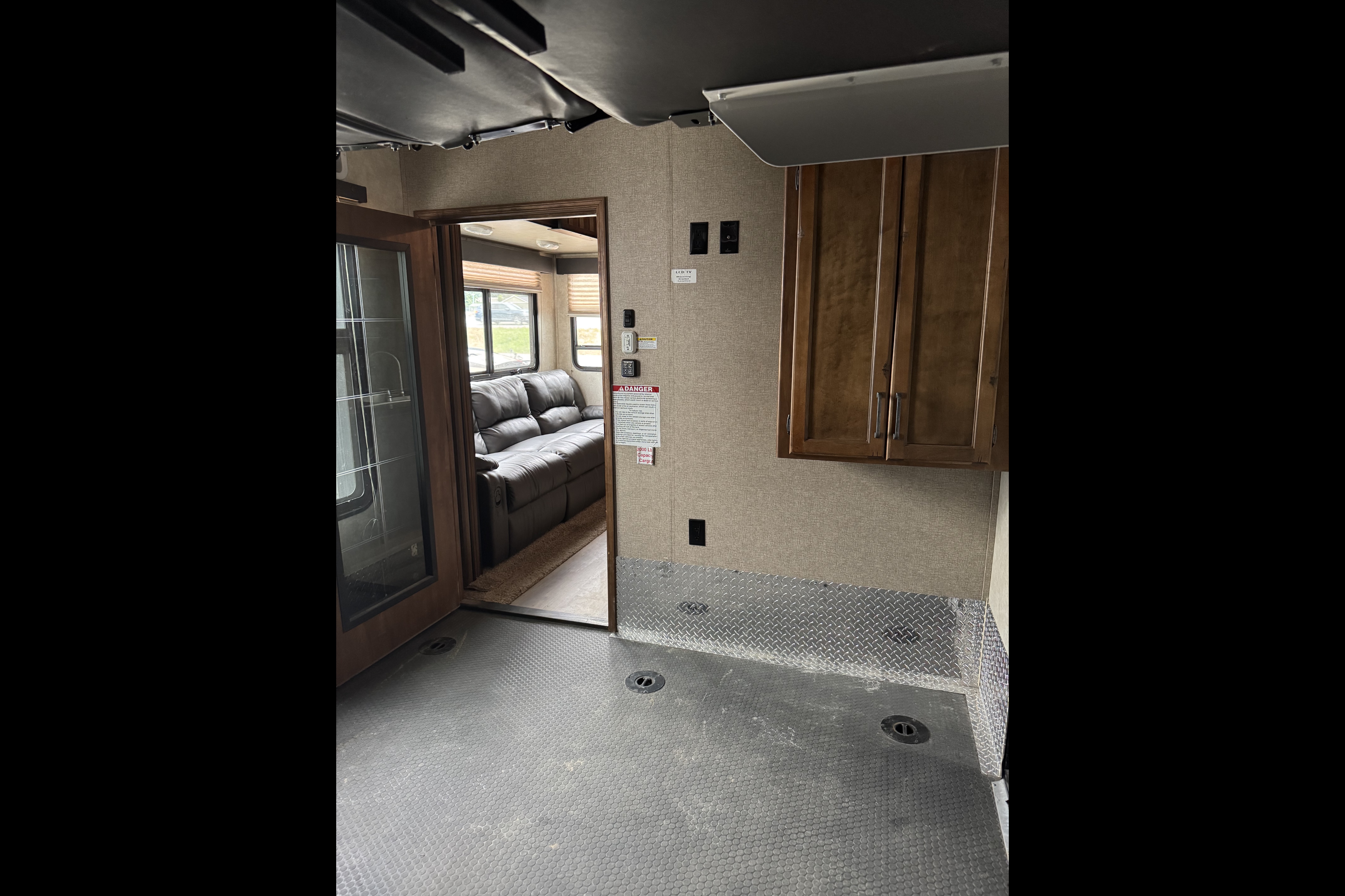 Sicamous Carbon 33 Toy Hauler