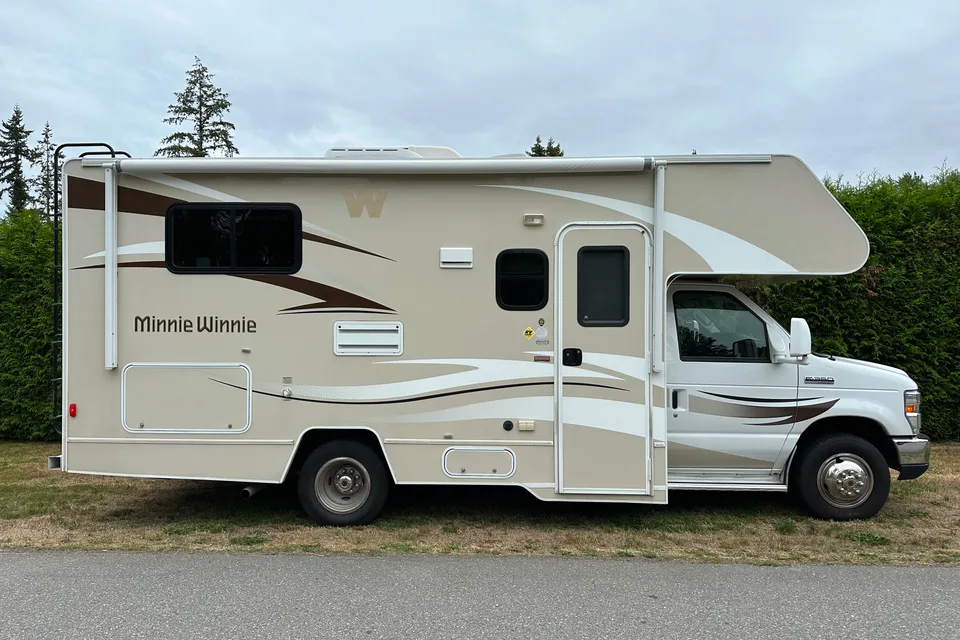 A comfortable Winnebago Minnie Winnie Class C