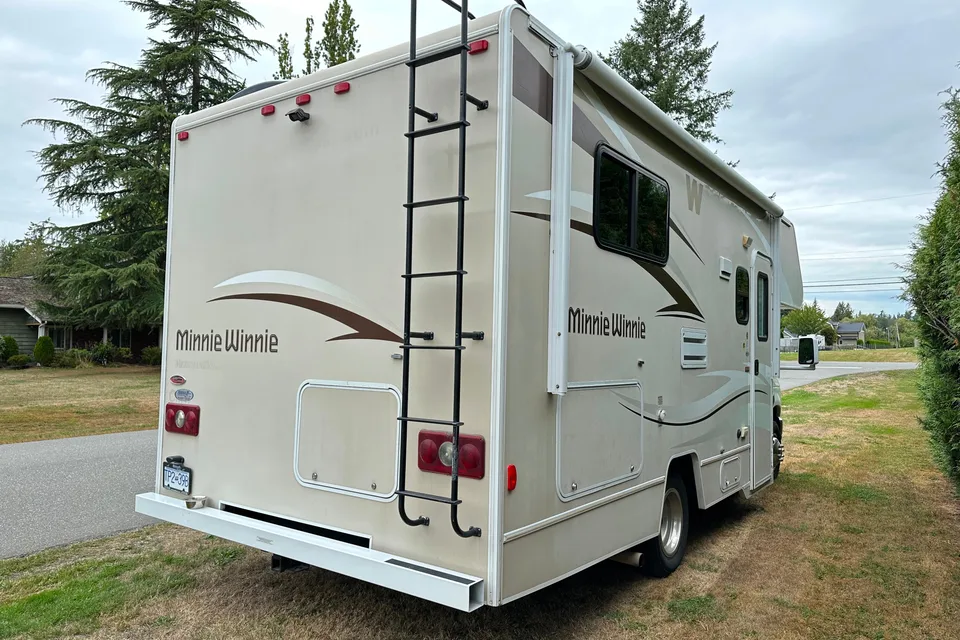 A comfortable Winnebago Minnie Winnie Class C