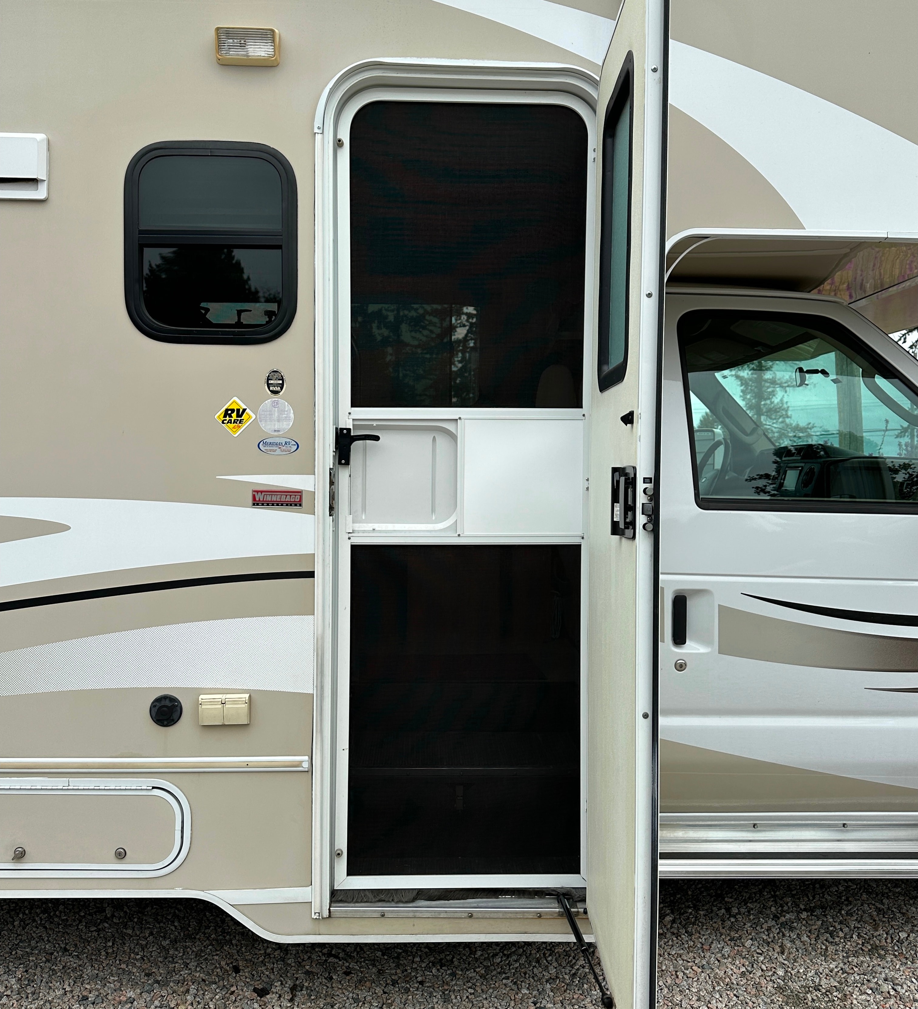 A comfortable Winnebago Minnie Winnie Class C