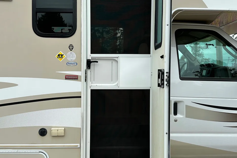 A comfortable Winnebago Minnie Winnie Class C
