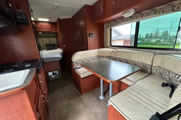A comfortable Winnebago Minnie Winnie Class C