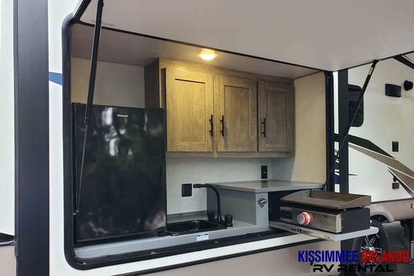 43' 2 BED 2 FULL BATH BUNKHOUSE - OUTSIDE KITCHEN