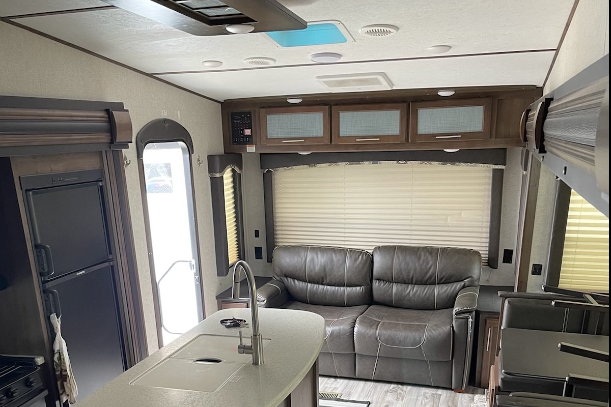 Luxury 2018 Keystone Cougar – Spacious Rear Living RV | Perfect Family Camping