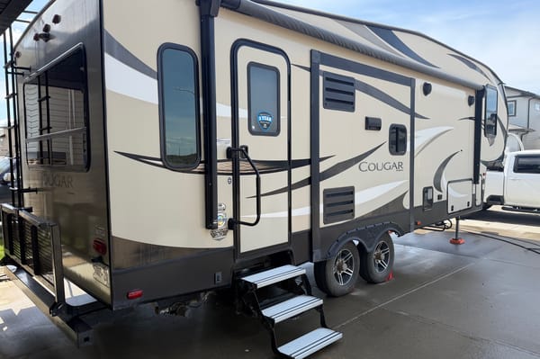 Luxury 2018 Keystone Cougar – Spacious Rear Living RV | Perfect Family Camping