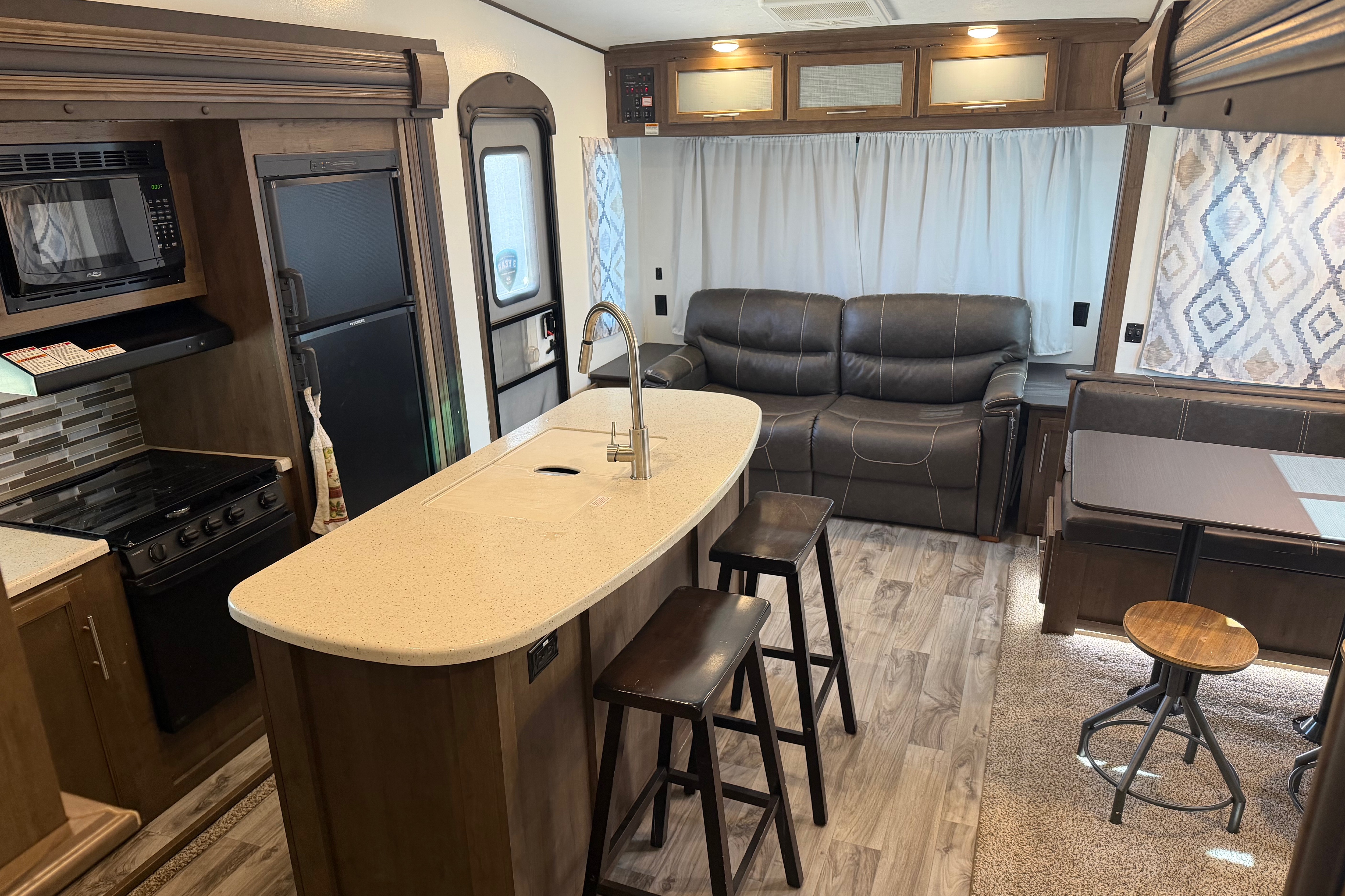 Luxury 2018 Keystone Cougar – Spacious Rear Living RV | Perfect Family Camping