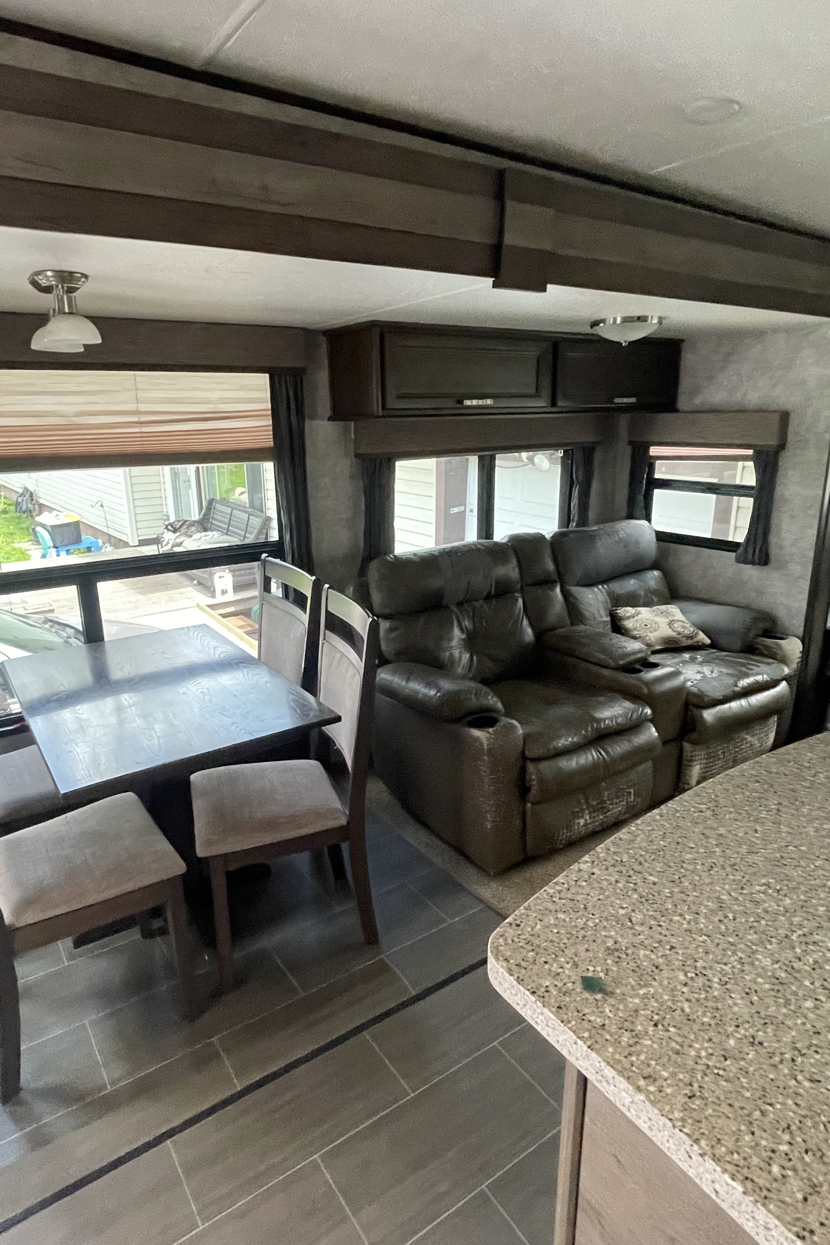 James's Highland Ridge RV 323rls Travel Trailer