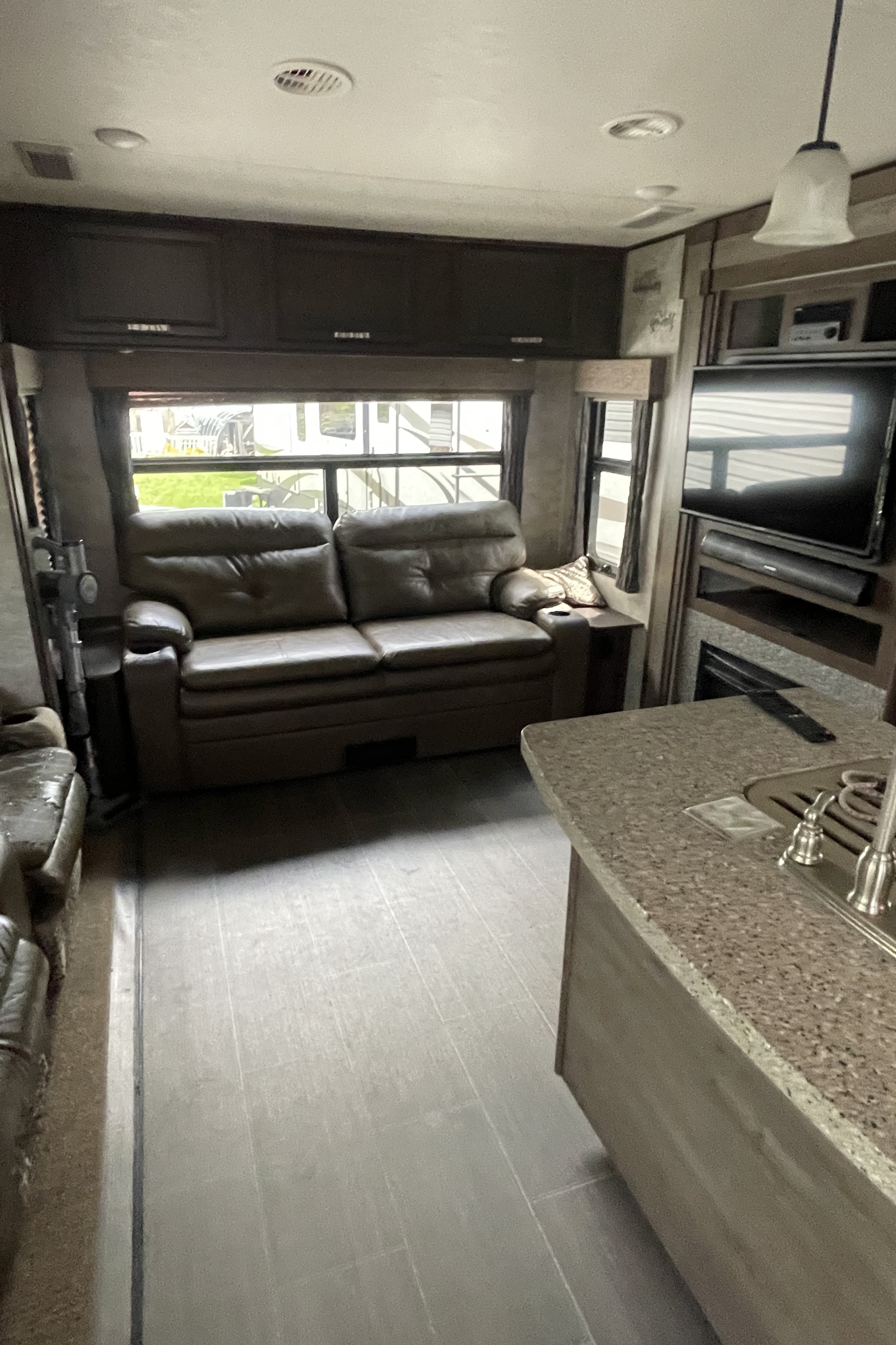 James's Highland Ridge RV 323rls Travel Trailer