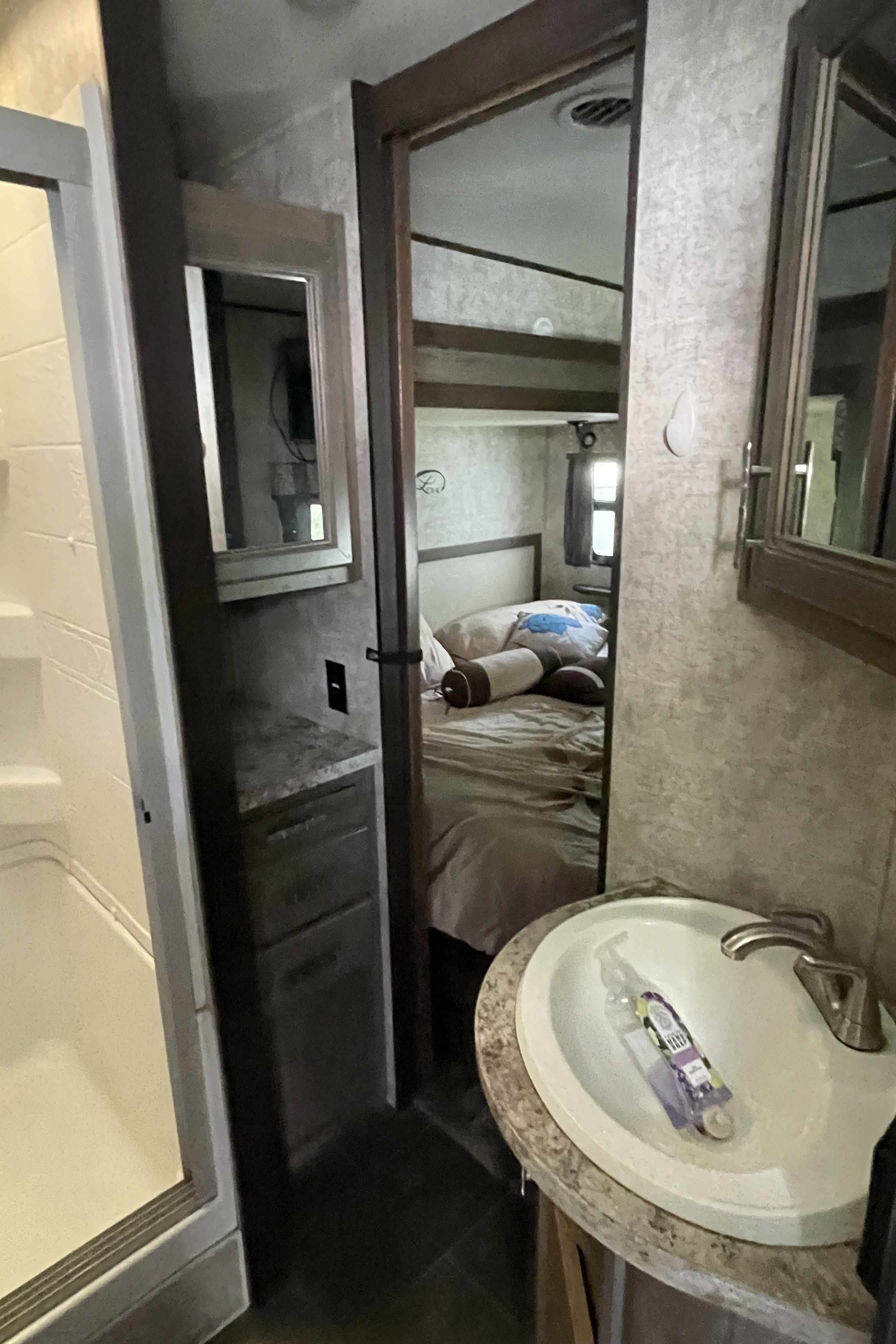 James's Highland Ridge RV 323rls Travel Trailer