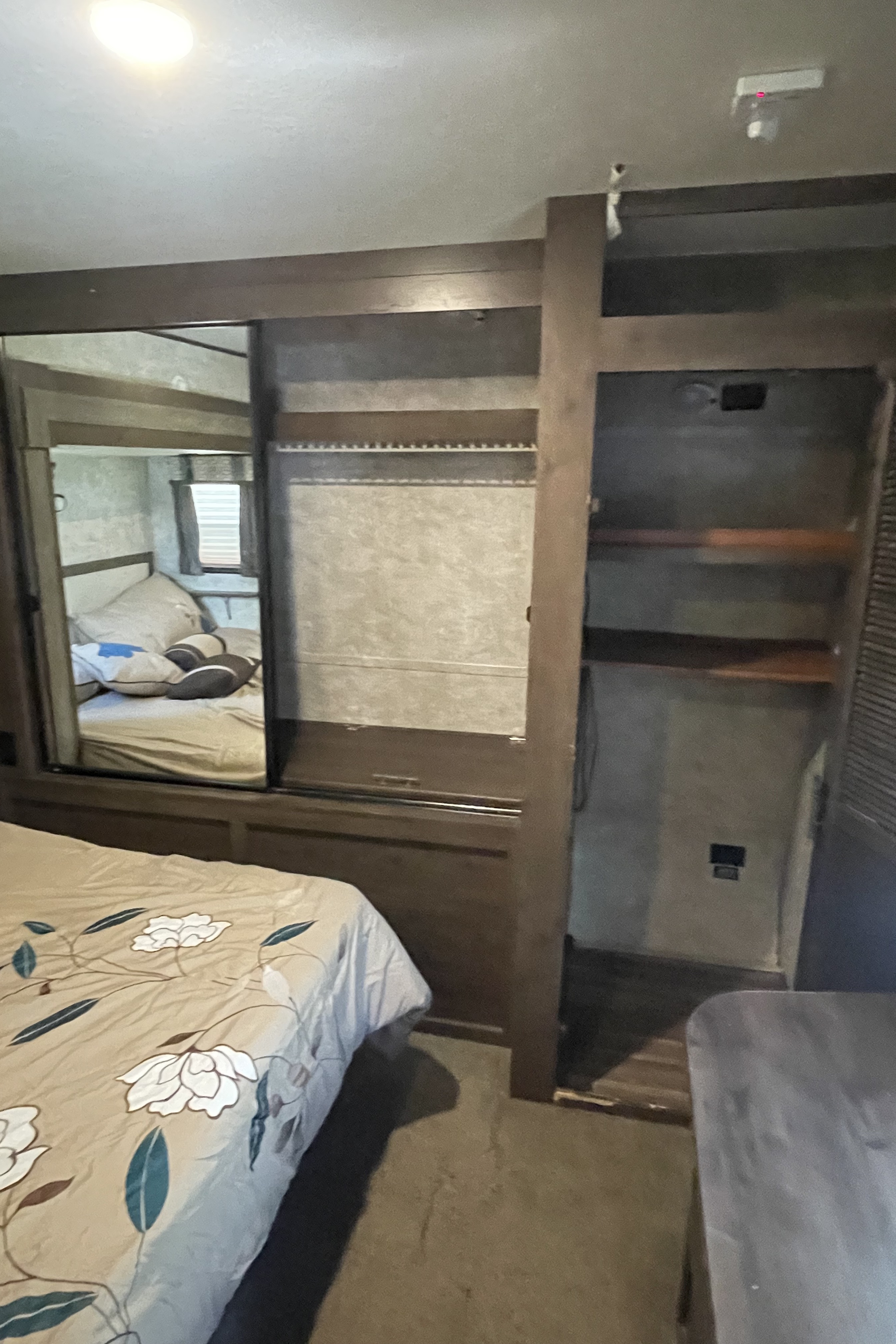 James's Highland Ridge RV 323rls Travel Trailer