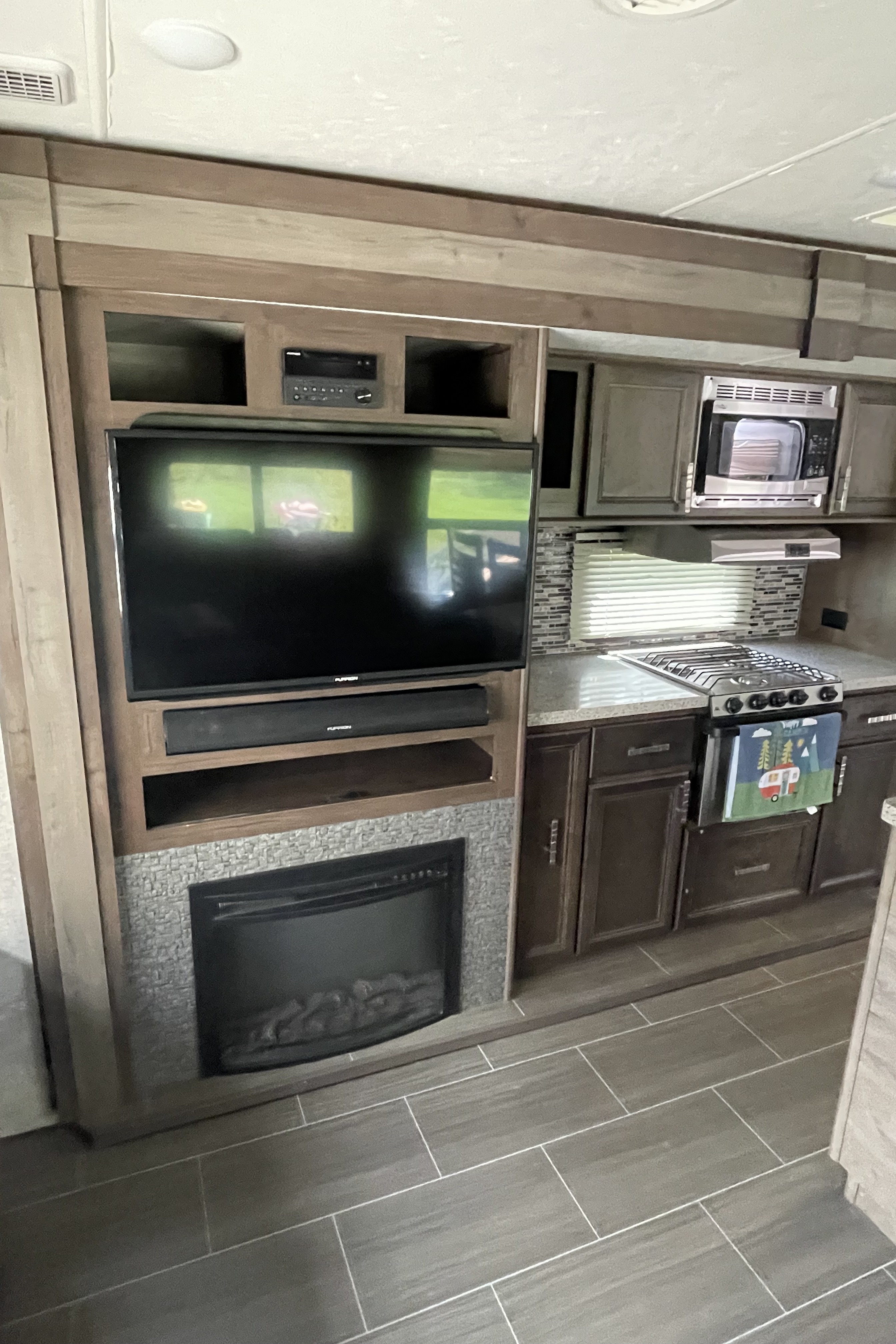 James's Highland Ridge RV 323rls Travel Trailer