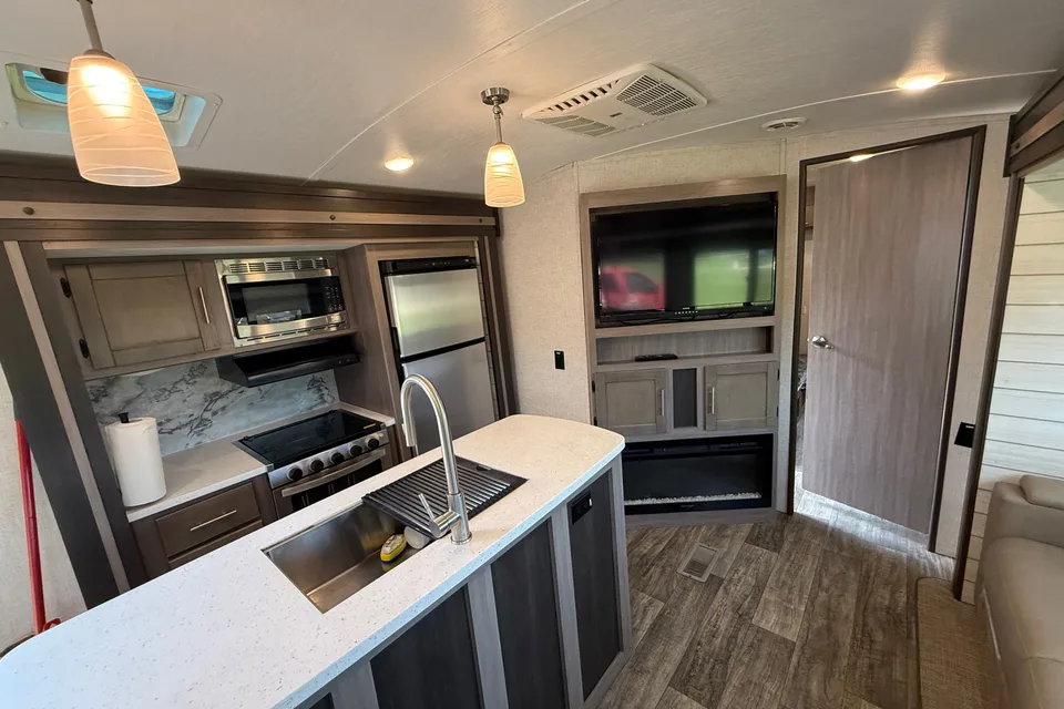 (Delivery ONLY) Sunset Trail, sleeps 10+, 2 bathrooms