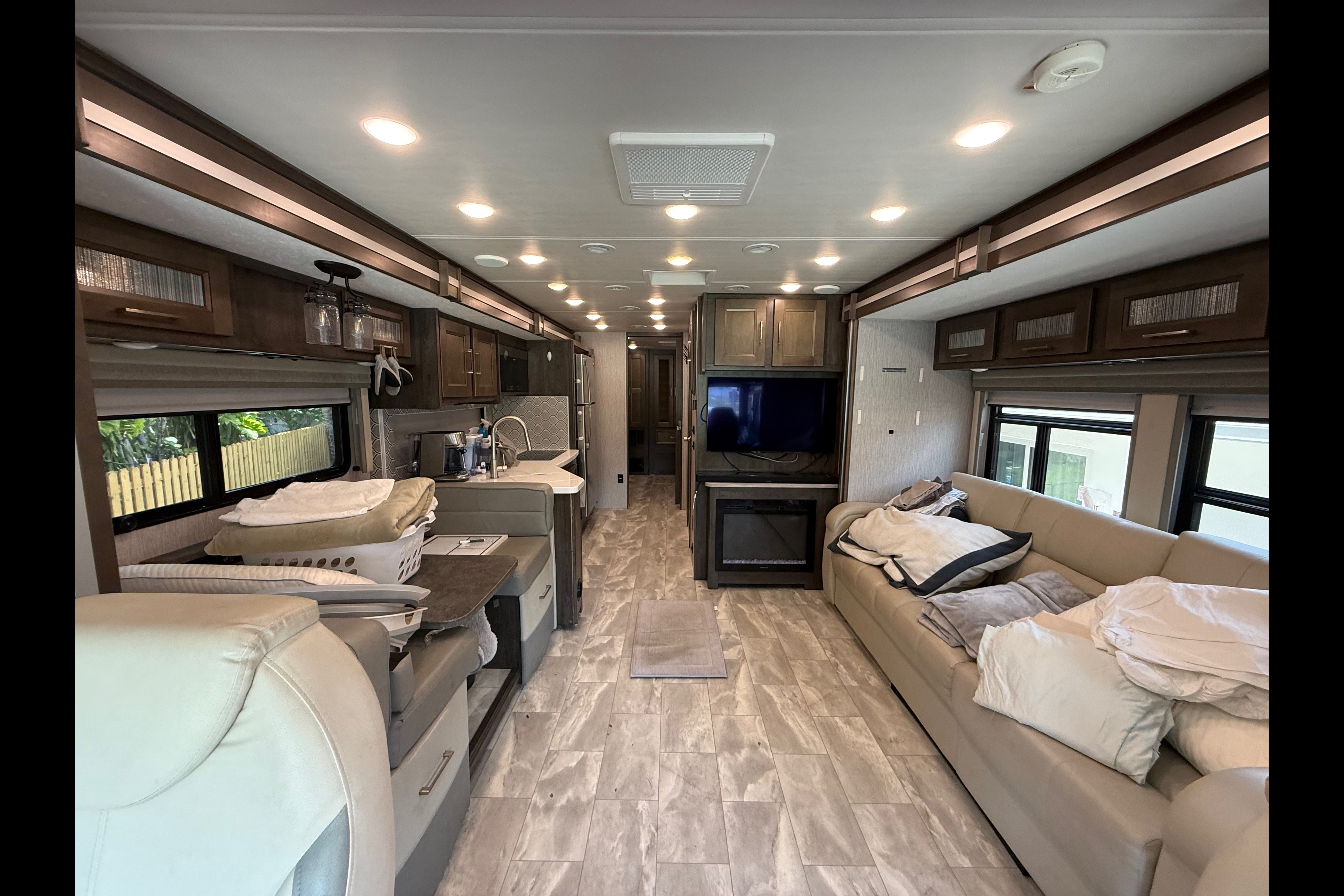 Doron’s Coachmen SRS SPORTSCOACH 354QS Class A