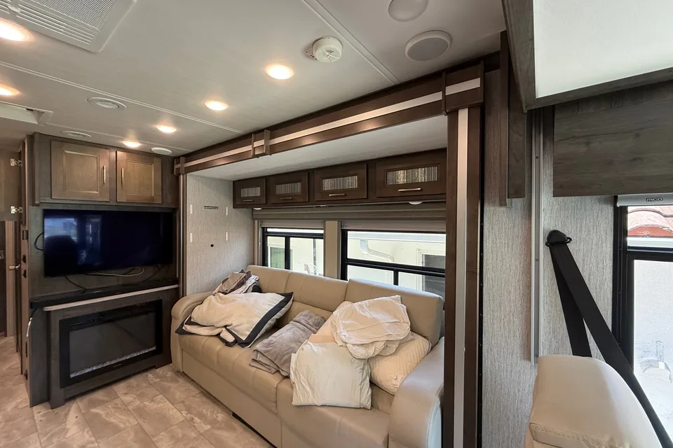 Doron’s Coachmen SRS SPORTSCOACH 354QS Class A