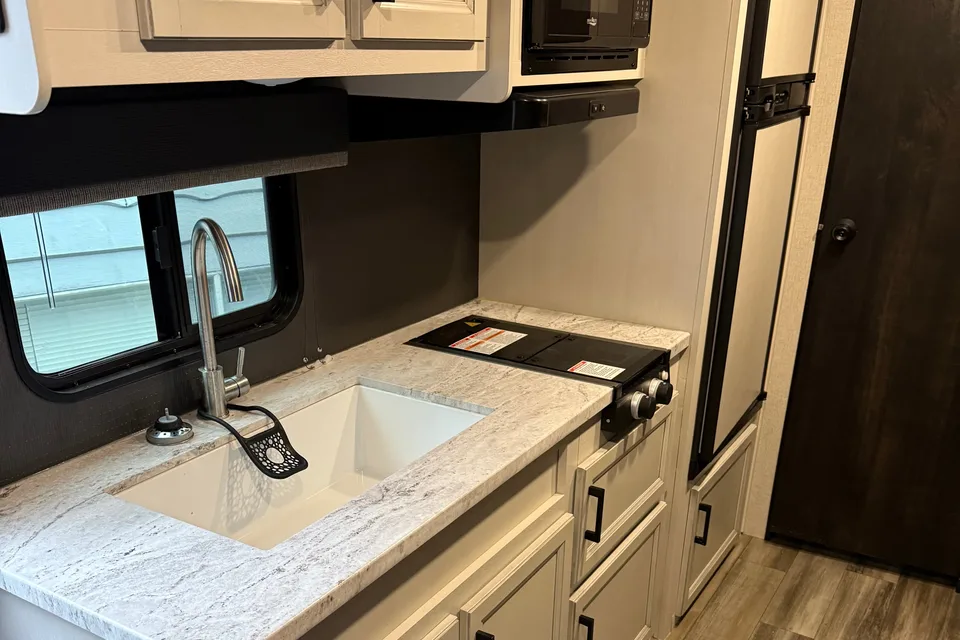 The Cozy Camper - 2022 Highland Ridge 22' Trailer