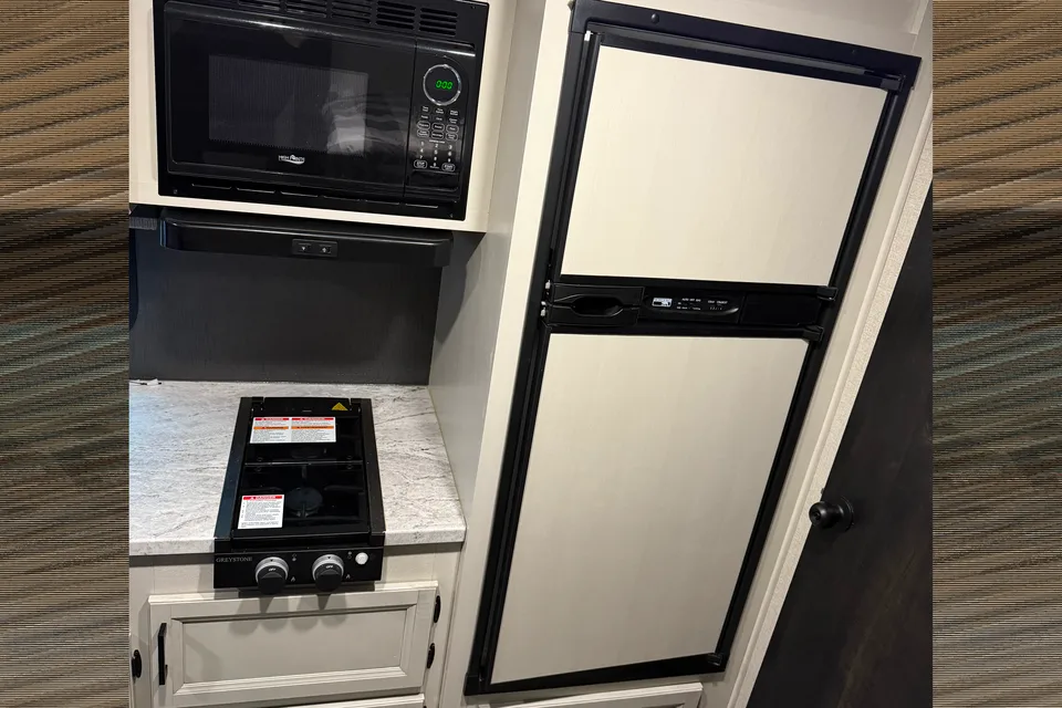 The Cozy Camper - 2022 Highland Ridge 22' Trailer